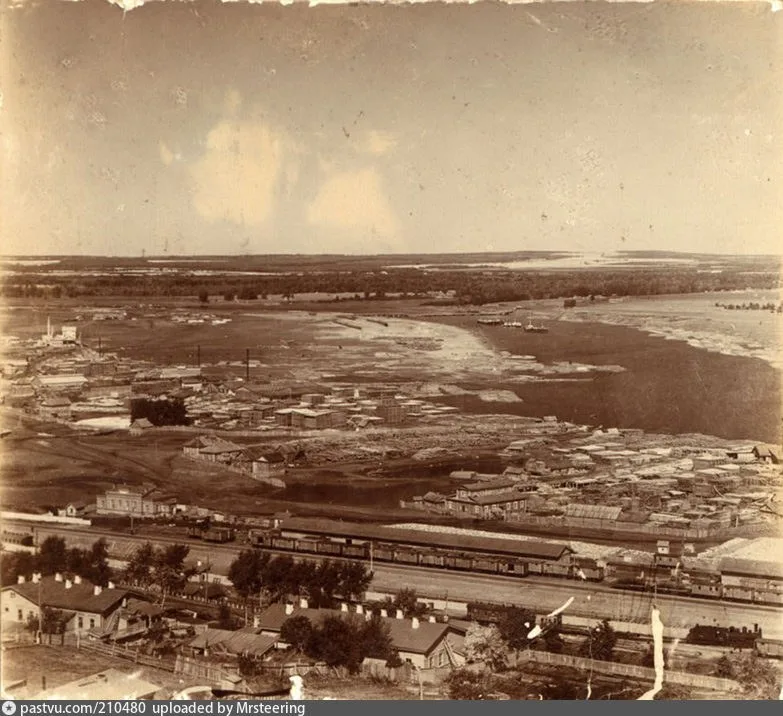 Панорама реки, пристани и складских кварталов на её берегу, чёрно-белое фото 1910 года