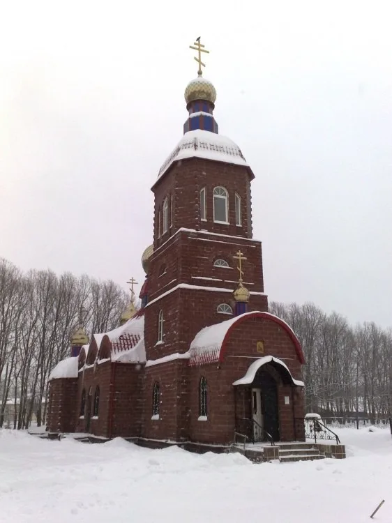 Заснеженное крыльцо с аркой над входной дверью храма