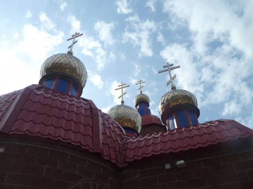 Золотые купола на фоне неба, снятые с близкого расстояния снизу